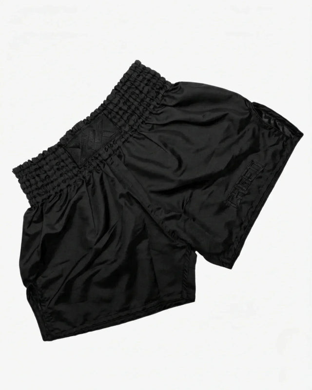 Caged Muay Thai Shorts Classic – Schwarz/Schwarz vrouw