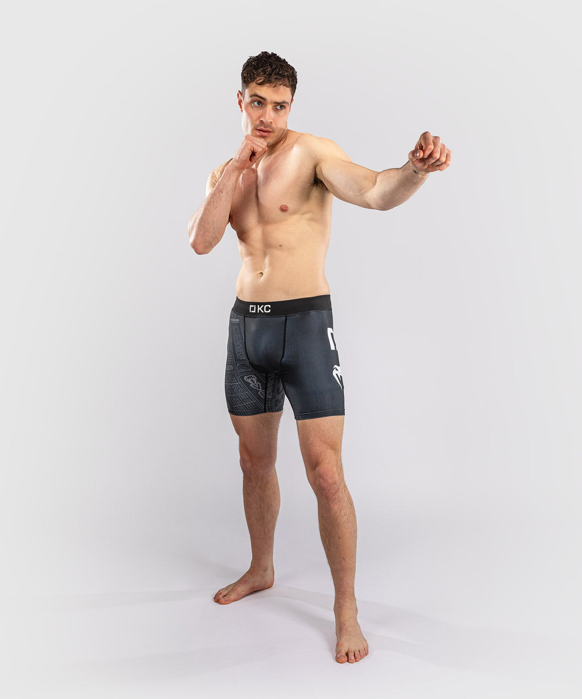 Venum Kompressionsshorts Karate Combat – Schwarz/Grau