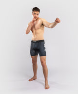 Venum Kompressionsshorts Karate Combat – Schwarz/Grau