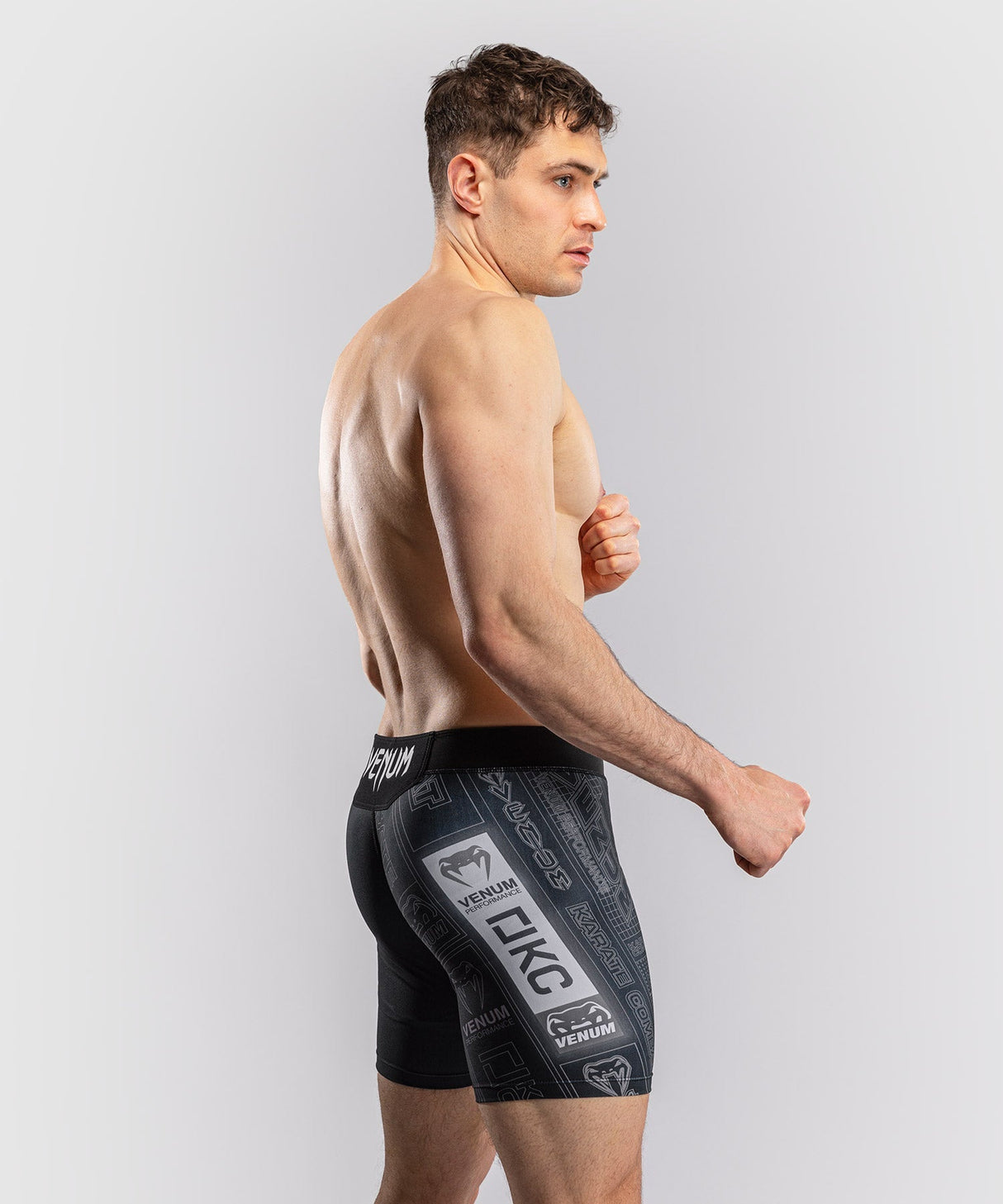 Venum Kompressionsshorts Karate Combat – Schwarz/Grau