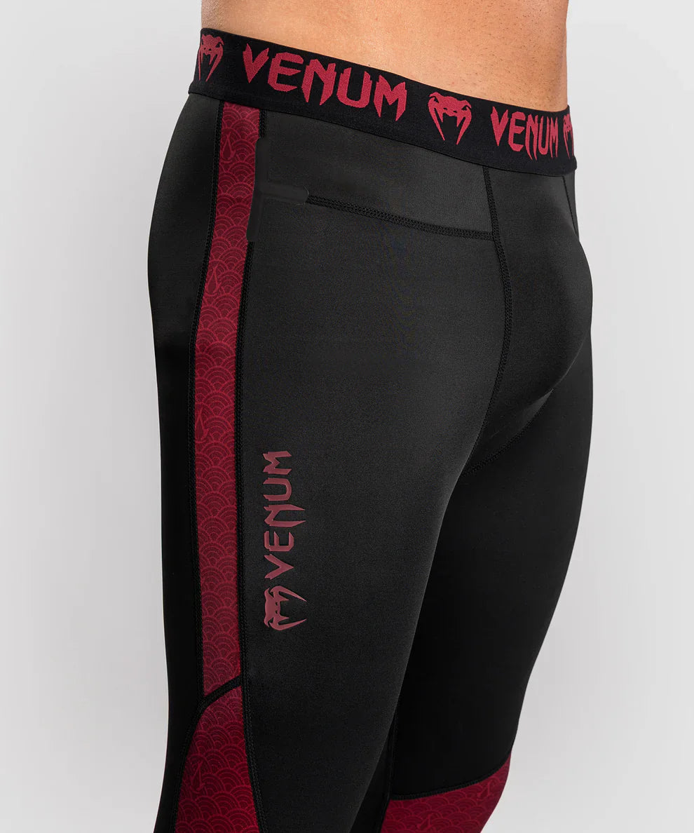 Venum x Assassin's Creed Shadows Spats – Burgunderrot/Schwarz