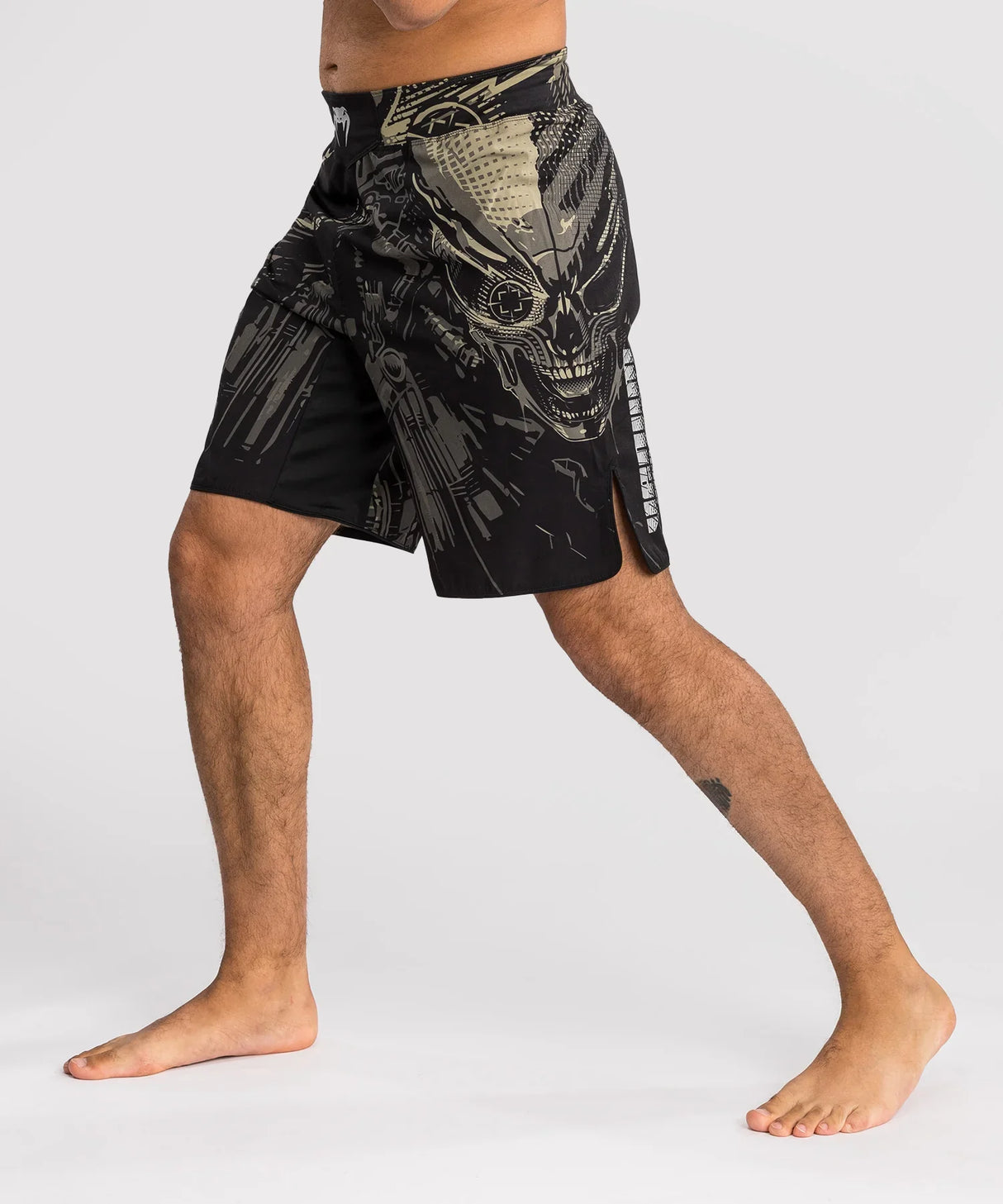 Venum MMA Shorts Invader – Schwarz