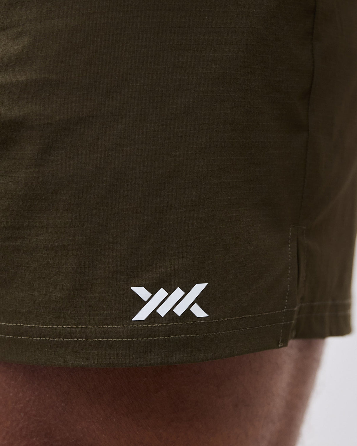 Caged Training Shorts Essential - Armee Grün