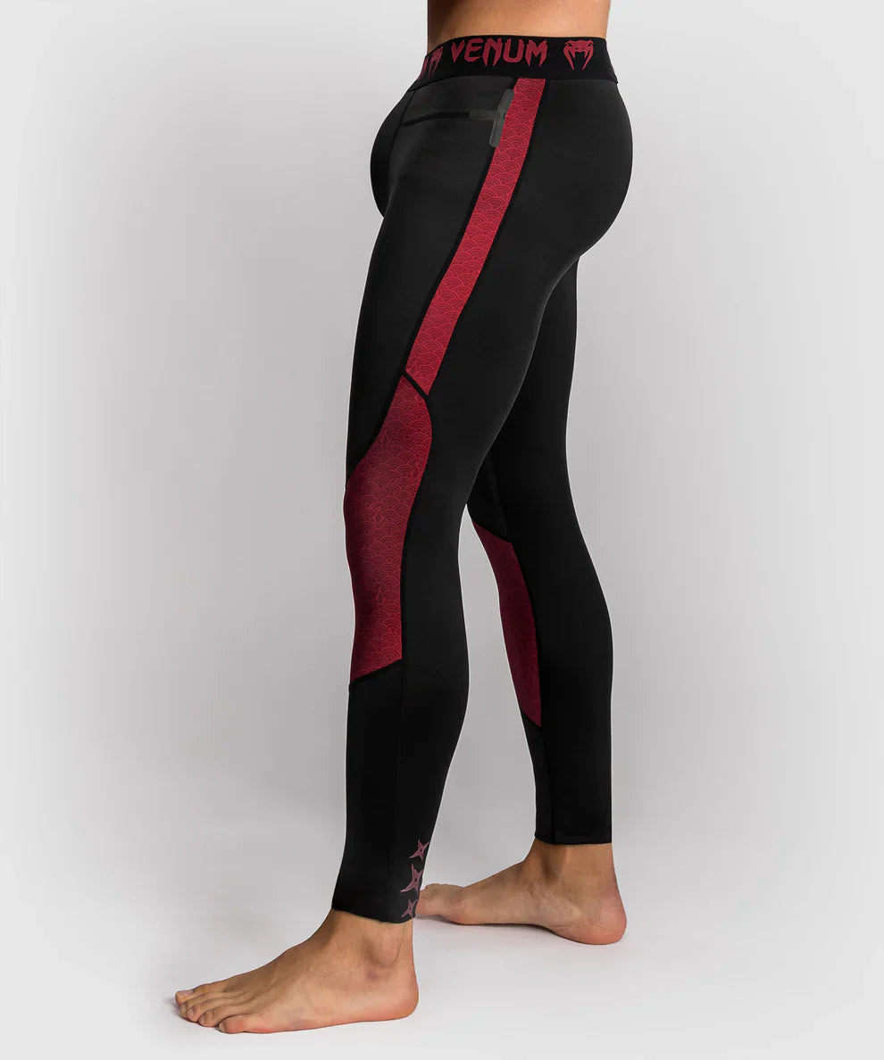 Venum x Assassin's Creed Shadows Spats – Burgunderrot/Schwarz