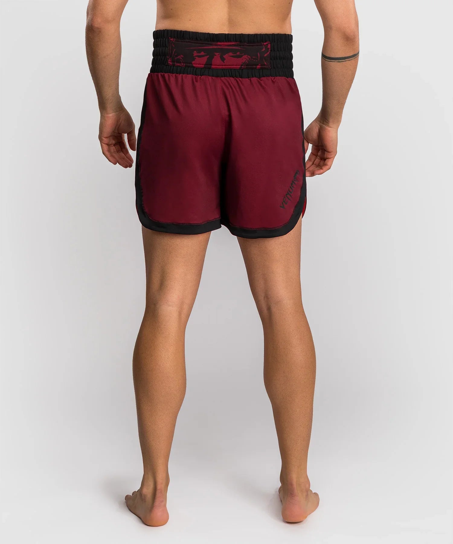 Venum x Assassin's Creed Shadows Boxhosen – Burgunderrot/Schwarz