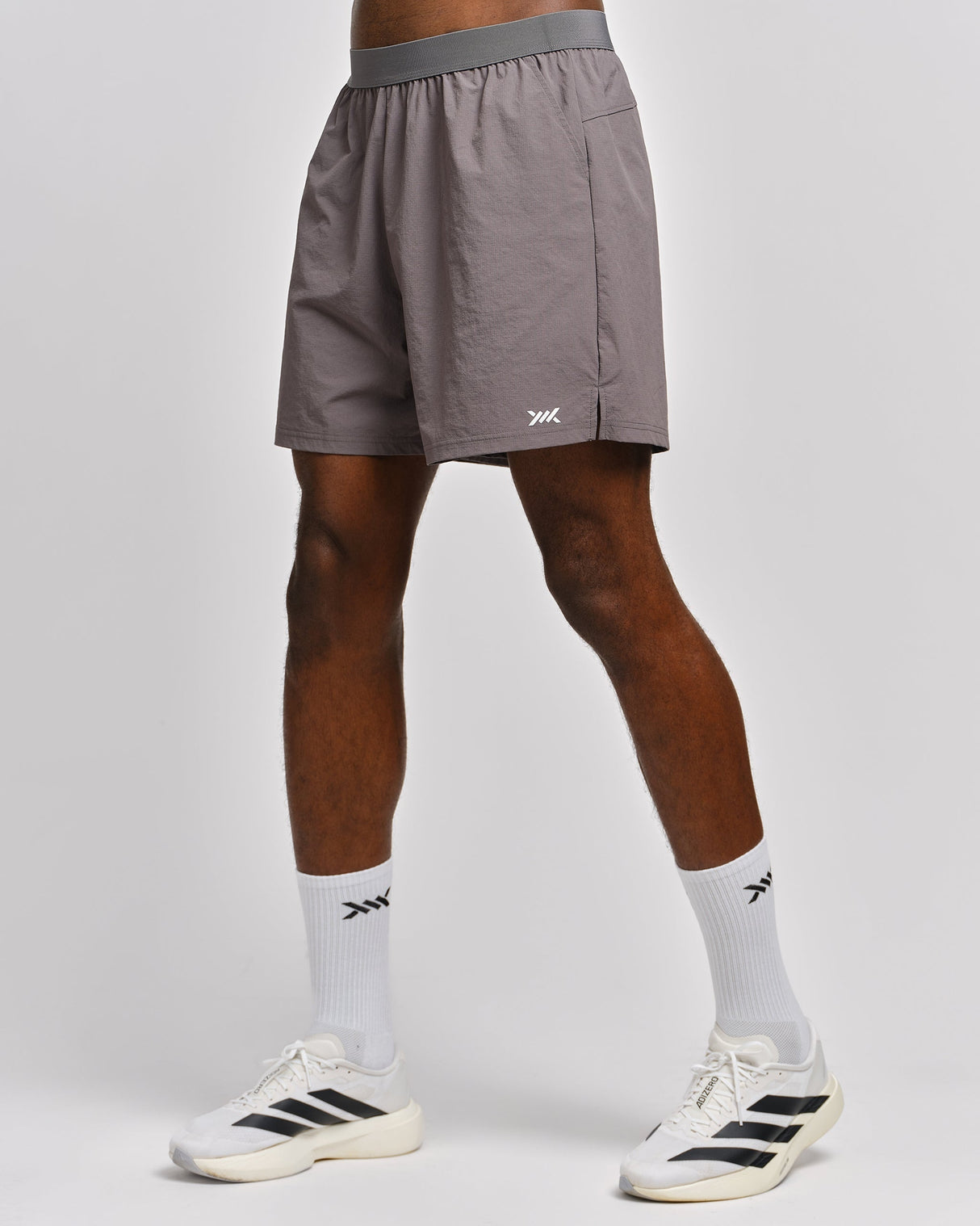 Caged Training Shorts Essential – Grau