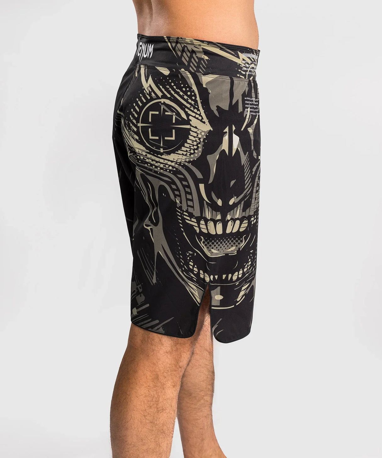 Venum MMA Shorts Invader – Schwarz