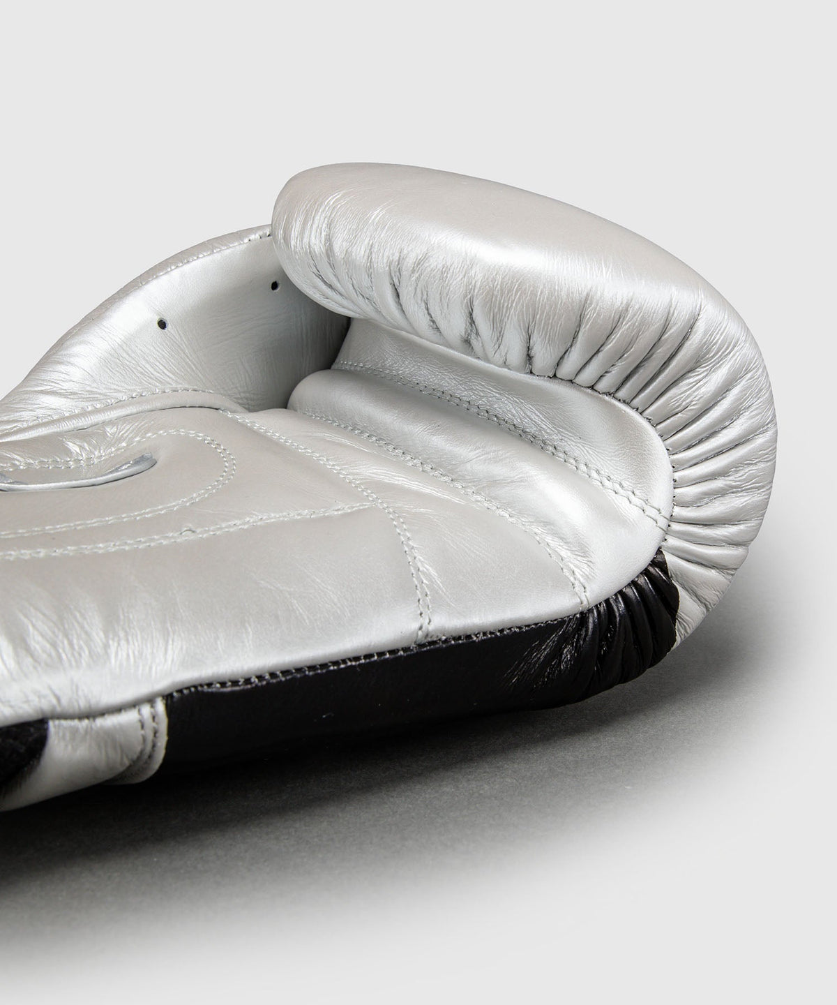 Ringhorns Boxhandschuhe Charger by Venum - Silber/Schwarz