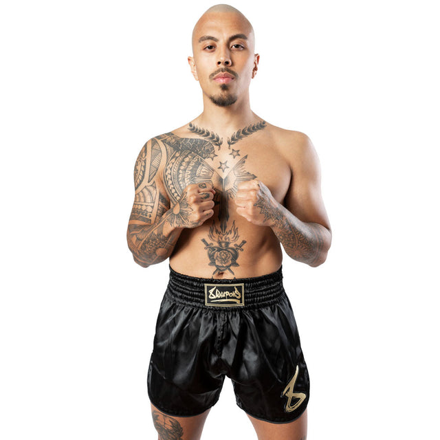 8 WEAPONS Muay-Thai-Shorts Strike - Schwarz/Gold