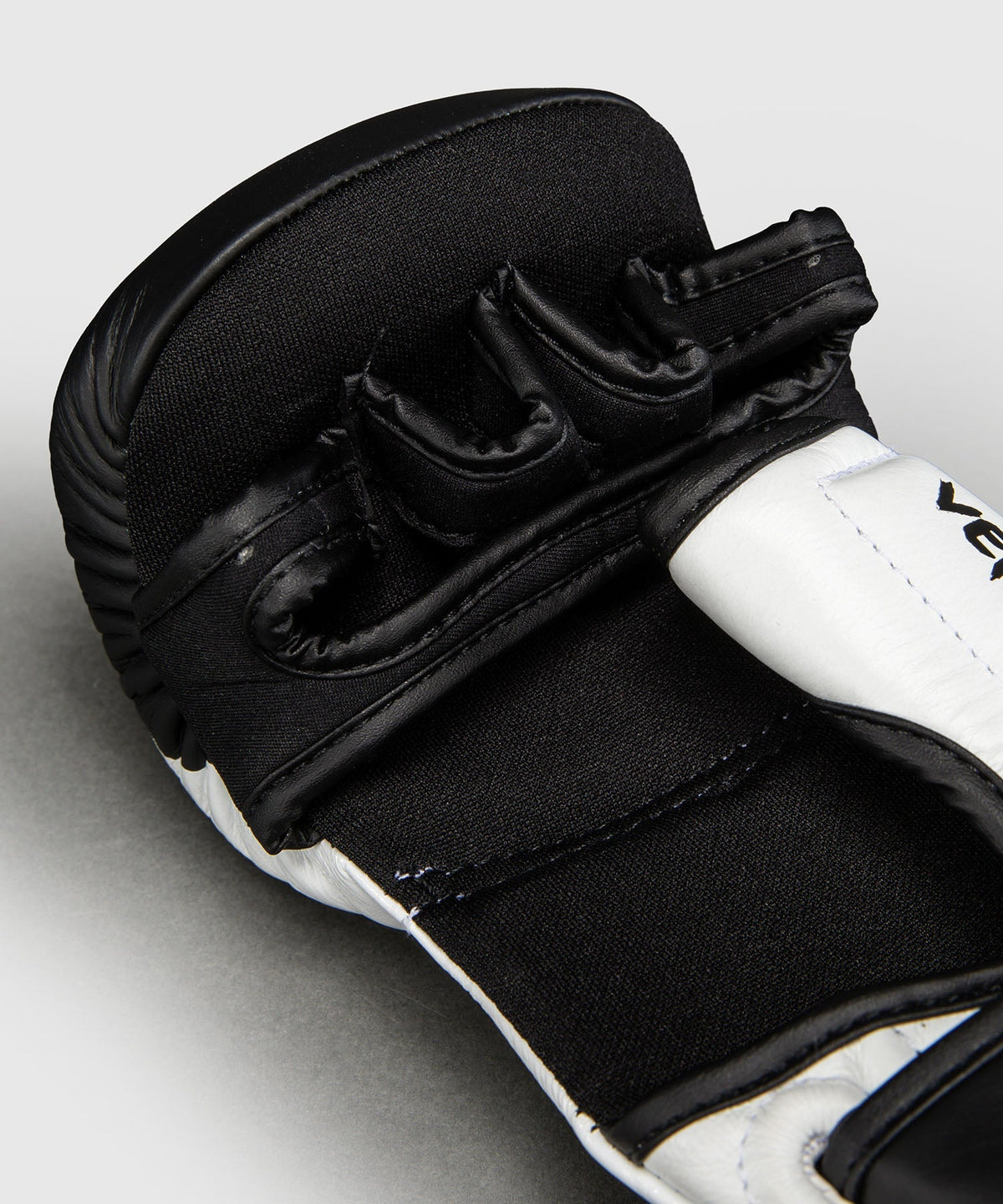 Venum MMA-Handschuhe Attack 2.0 – Schwarz/Weiß