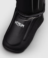 Venum Schienbeinschoner Stealth – Schwarz/Weiß