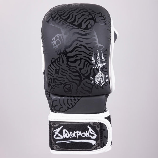 8 WEAPONS MMA-Handschuhe Sak Yant Big Tiger - Schwarz