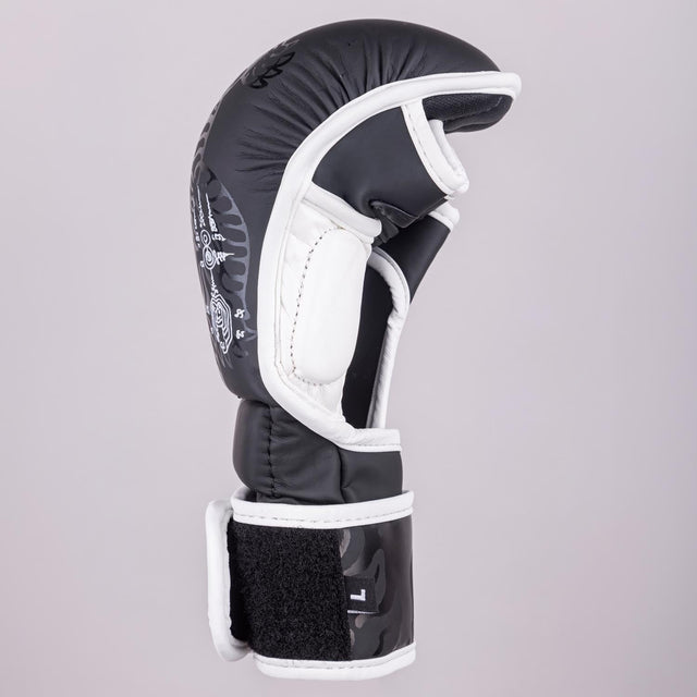8 WEAPONS MMA-Handschuhe Sak Yant Big Tiger - Schwarz