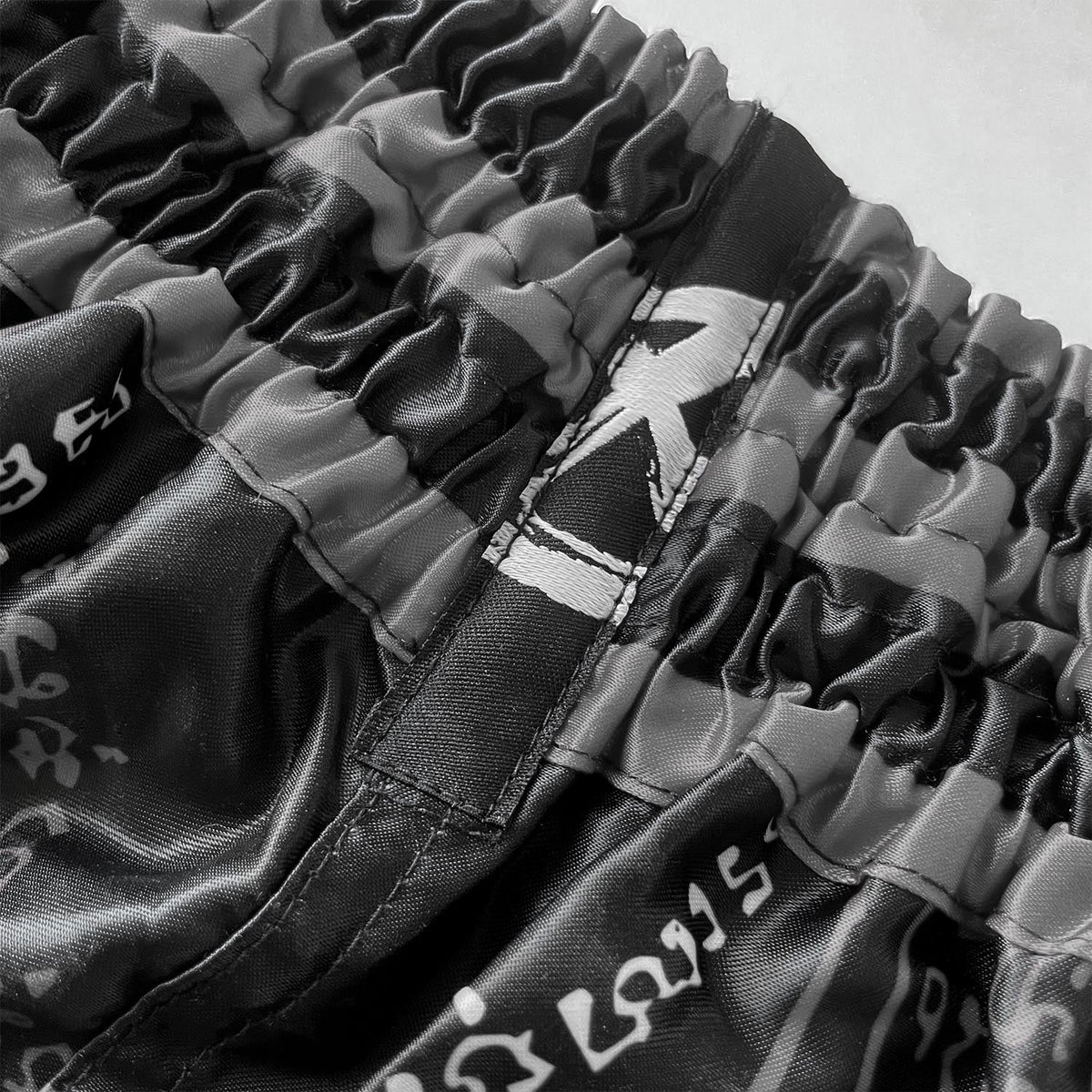 8 WEAPONS Muay-Thai-Shorts 8 Ways Yant 2.0 - Schwarz