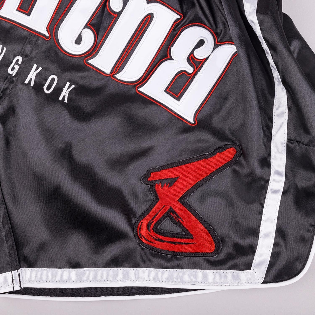 8 WEAPONS Muay Thai Shorts Bangkok - Schwarz/Weiß