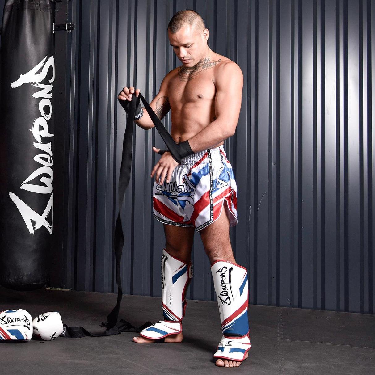 8 WEAPONS Muay Thai Shorts Shift - Weiß/Navy/Rot