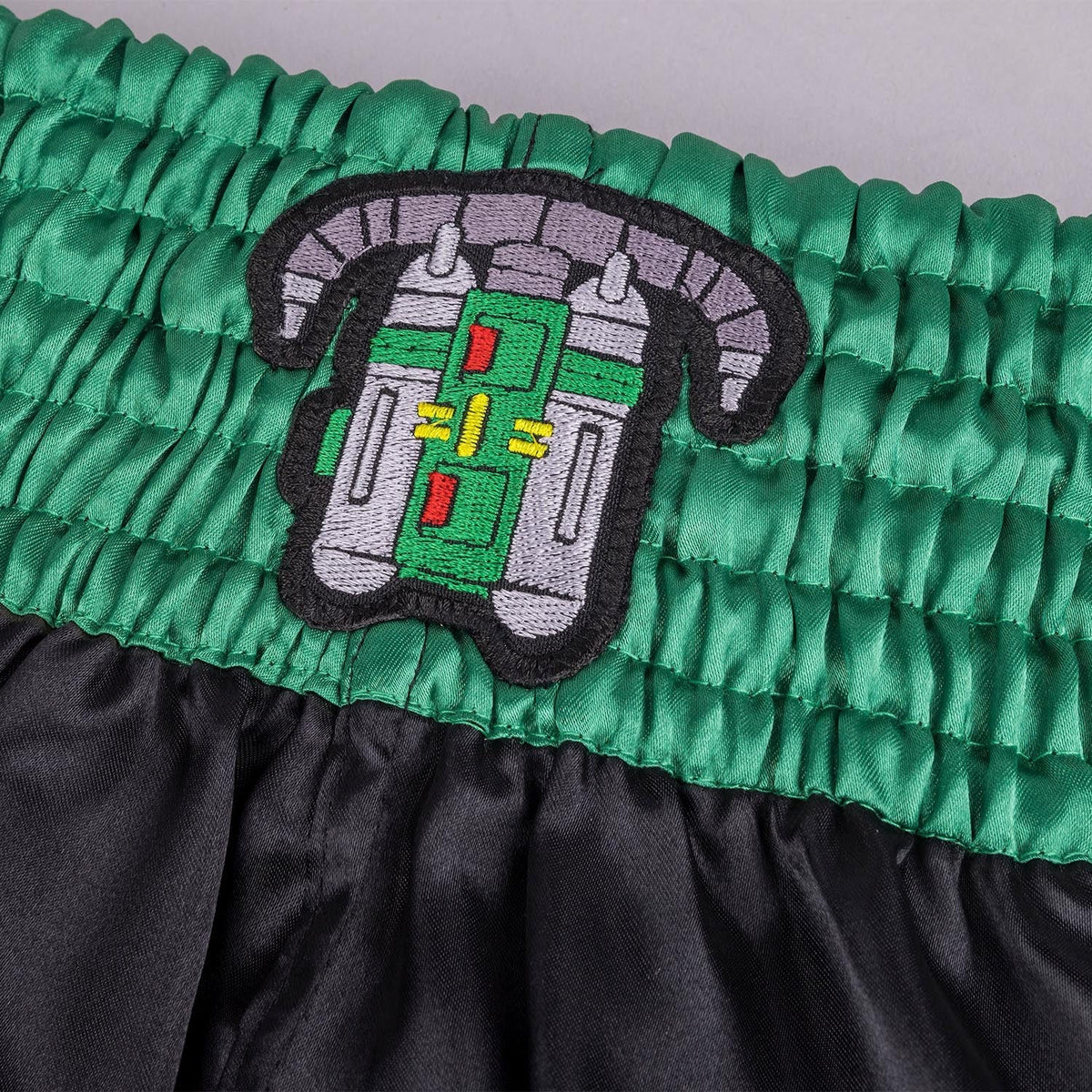 8 WEAPONS Muay Thai Shorts West Coast - Grün