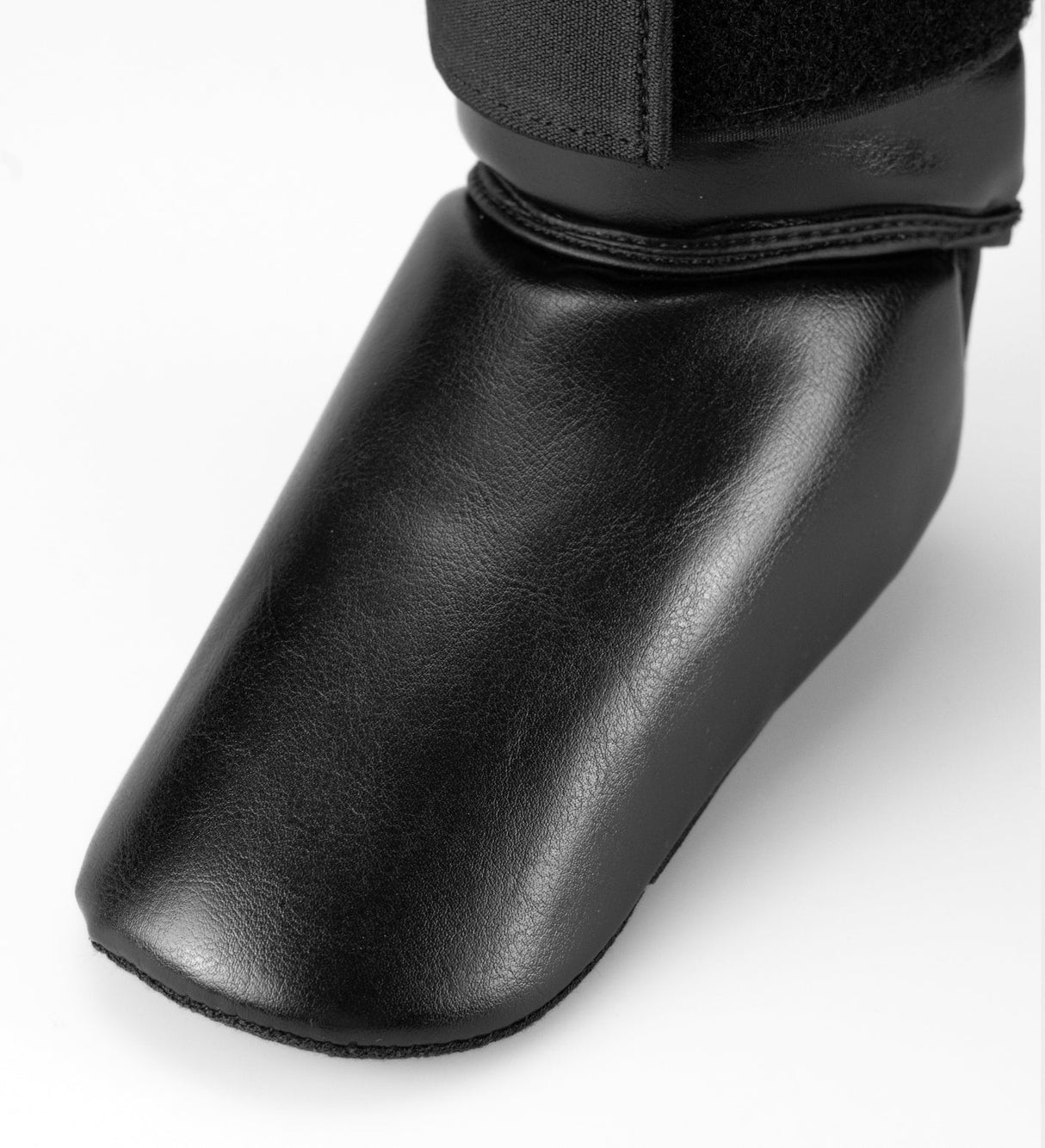 Elevate Schienbeinschoner Prime – Schwarz/Weiss