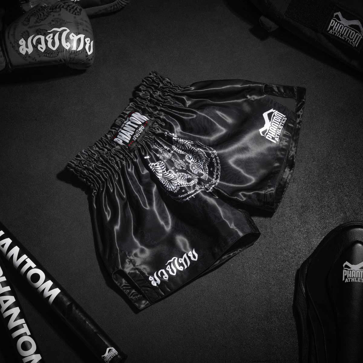 Phantom Athletics Muay Thai Shorts Sak Yant - Schwarz