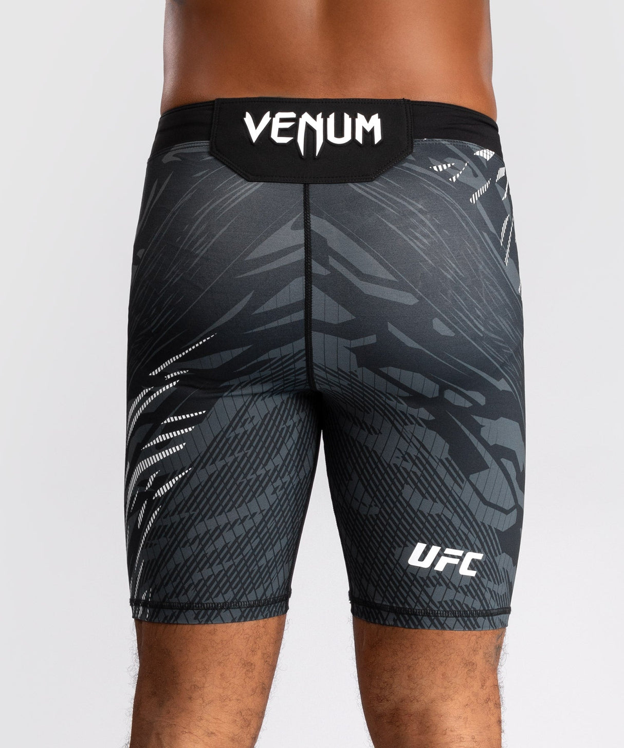UFC Venum Vale Tudo Fight Night Fusion Shorts – Schwarz