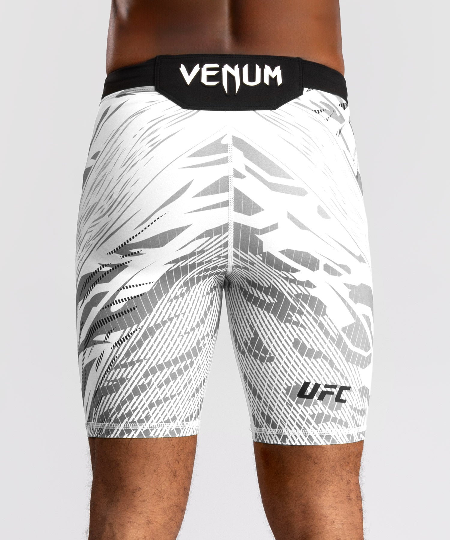 UFC Venum Vale Tudo Fight Night Fusion Shorts – Weiss