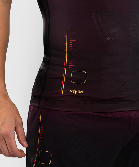 Venum Rashguard Tactical XT Ärmellos – Schwarz/Burgunderrot/Gold