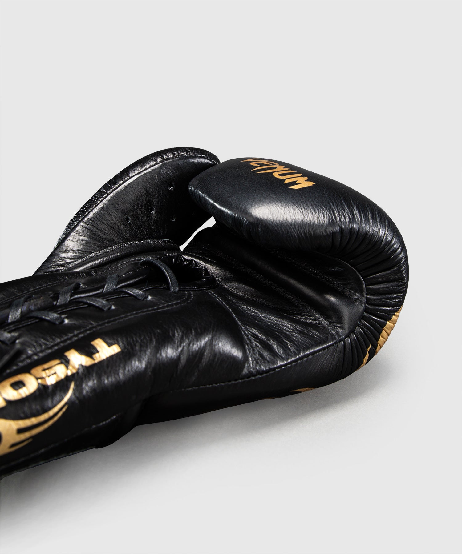 Venum x Mike Tyson Boxhandschuhe Giant 2.0 Pro mit Schnürverschluss - Schwarz/Gold