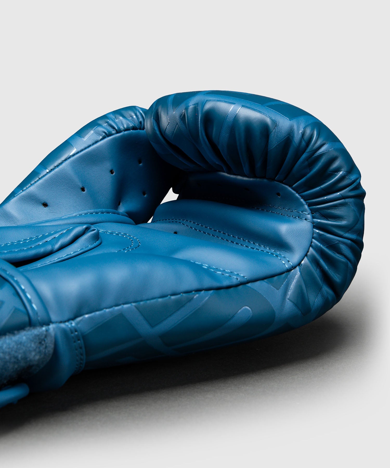 Venum Contender 1.5 XT 3D Boxhandschuhe Marineblau - 3D-Logo Detail