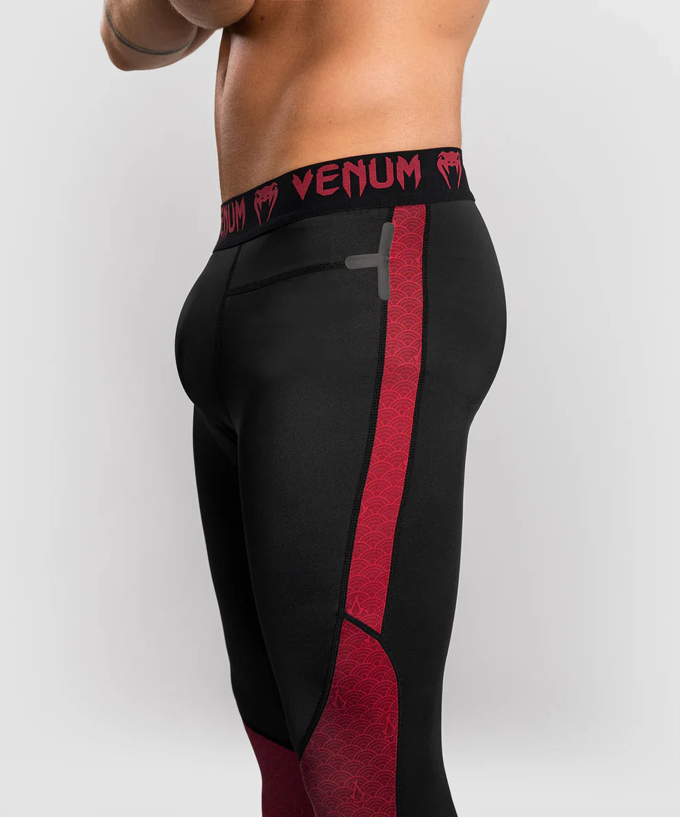 Venum x Assassin's Creed Shadows Spats – Burgunderrot/Schwarz