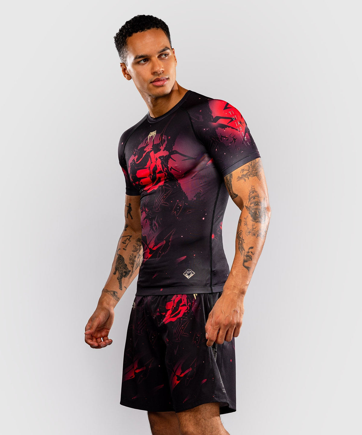 Venum Rashguard x Jujutsu Kaisen Itadori Kurzarm - Schwarz/Rot