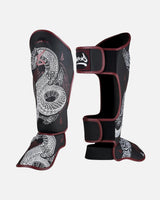 8 WEAPONS Schienbeinschoner Sak Yant Naga - Schwarz/Bordeaux