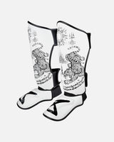 8 WEAPONS Schienbeinschoner Sak Yant Tigers - Weiß/Schwarz