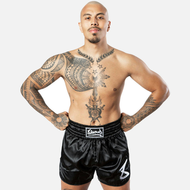 8 WEAPONS Muay Thai Shorts Strike - Schwarz/Weiß