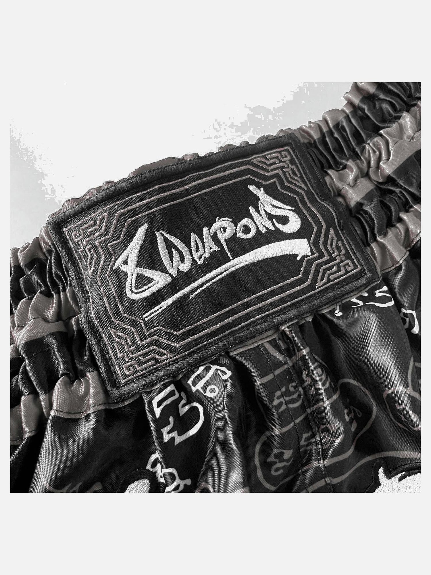 8 WEAPONS Muay Thai Shorts 8 Ways Yant 2.0 - Schwarz