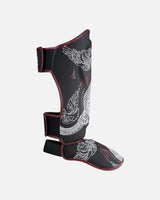 8 WEAPONS Schienbeinschoner Sak Yant Naga - Schwarz/Bordeaux