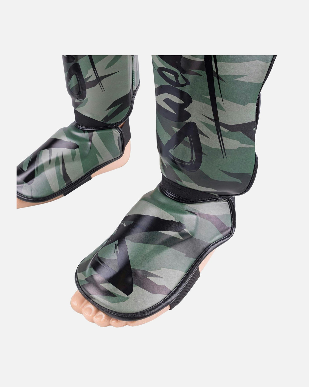 8 WEAPONS Schienbeinschoner Unlimited 2.0 - Woodland Camo