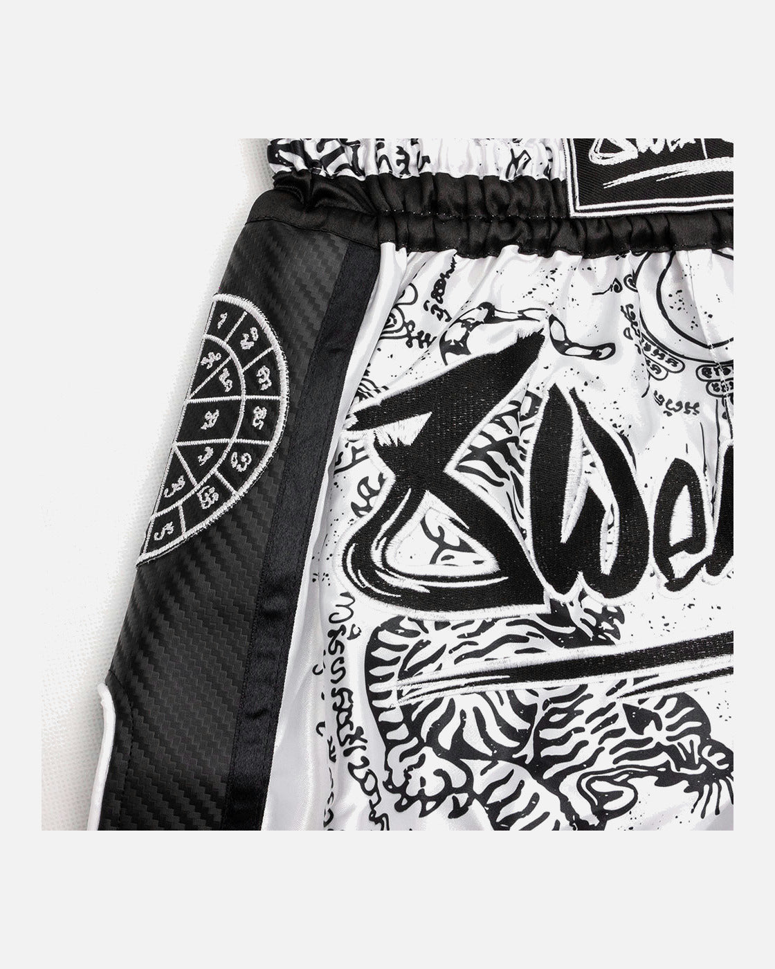 8 WEAPONS Muay Thai Shorts Carbon Sak Yant Tigers - Weiß