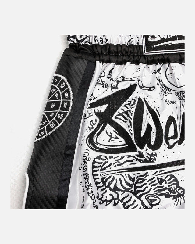 8 WEAPONS Muay Thai Shorts Carbon Sak Yant Tigers - Weiß