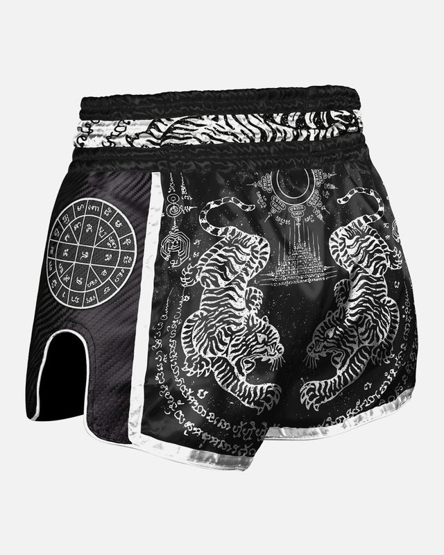 8 WEAPONS Muay-Thai-Shorts Carbon Sak Yant Tigers - Schwarz