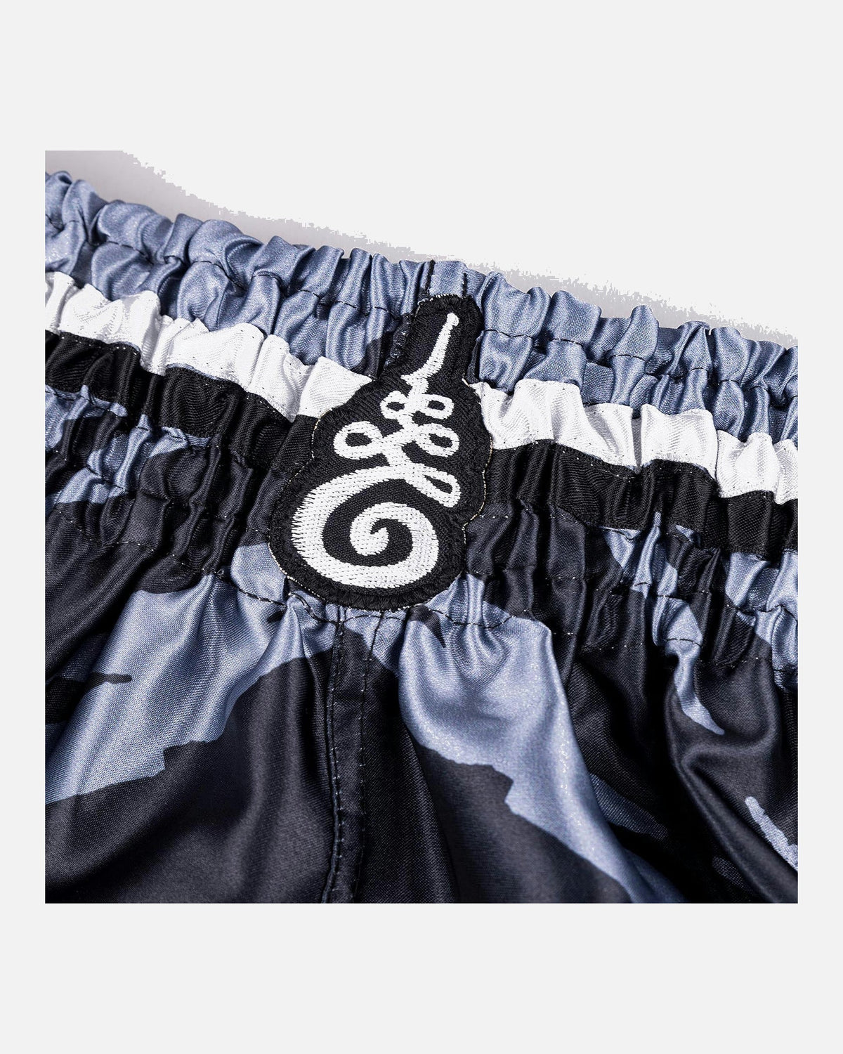 8 WEAPONS Muay-Thai-Shorts 8 Ways Yant - Schwarz/Silber