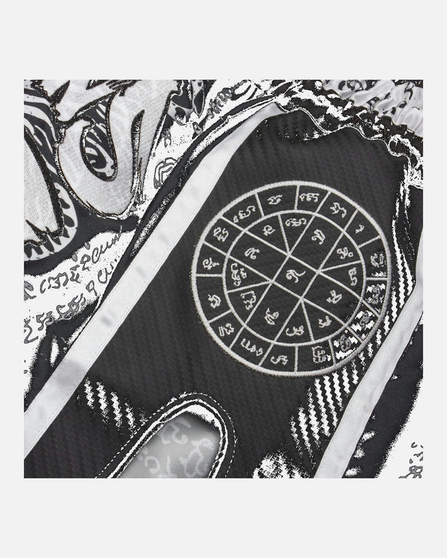 8 WEAPONS Muay-Thai-Shorts Carbon Sak Yant Tigers - Schwarz