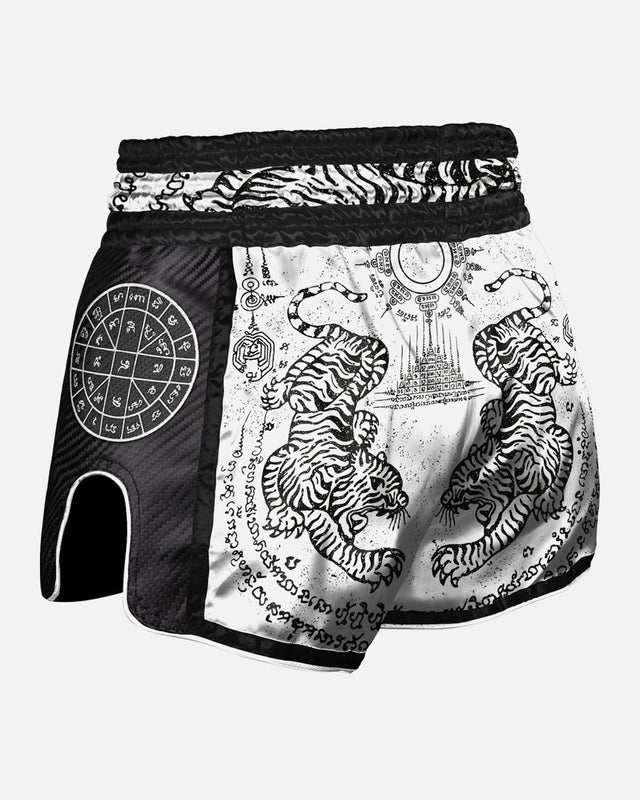8 WEAPONS Muay Thai Shorts Carbon Sak Yant Tigers - Weiß