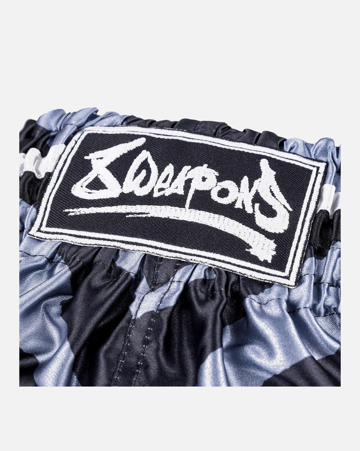 8 WEAPONS Muay-Thai-Shorts 8 Ways Yant - Schwarz/Silber