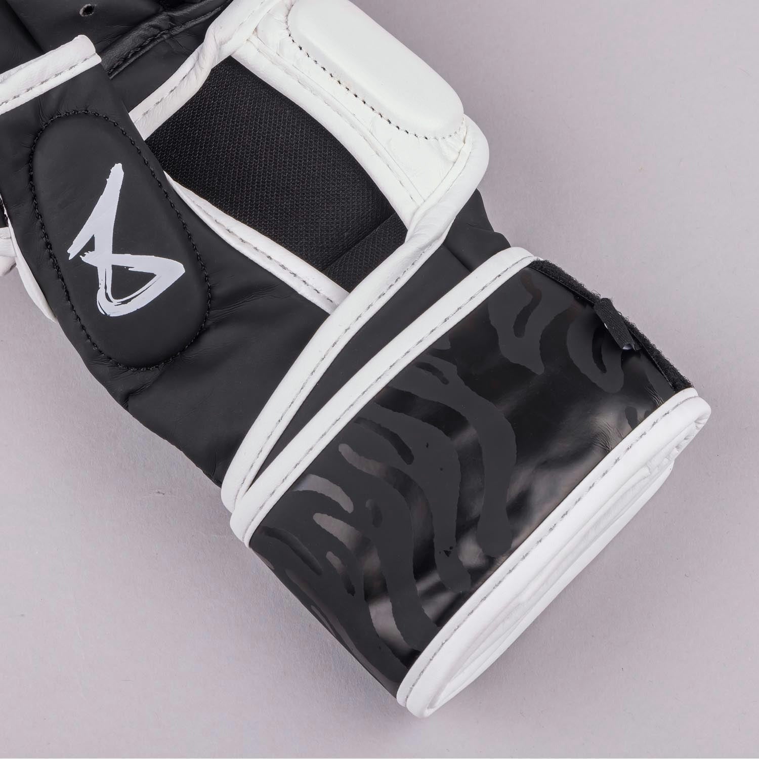 8 WEAPONS MMA-Handschuhe Sak Yant Big Tiger - Schwarz