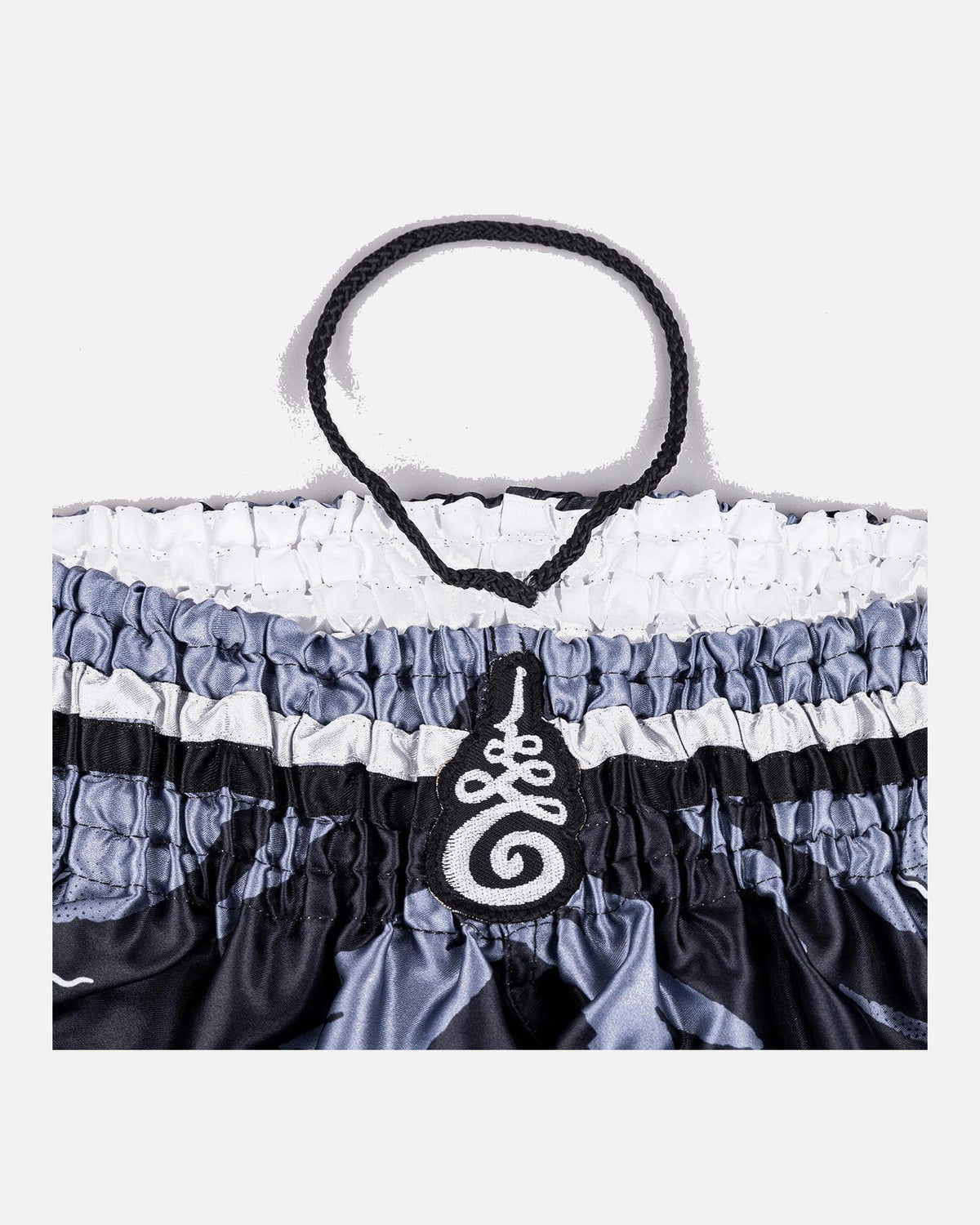 8 WEAPONS Muay-Thai-Shorts 8 Ways Yant - Schwarz/Silber