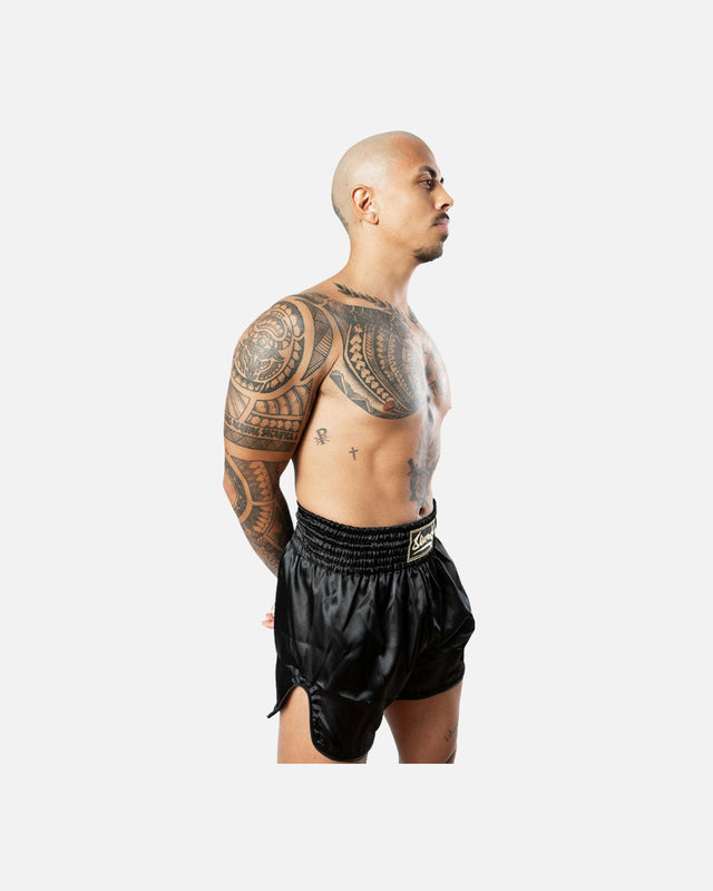 8 WEAPONS Muay-Thai-Shorts Strike - Schwarz/Gold