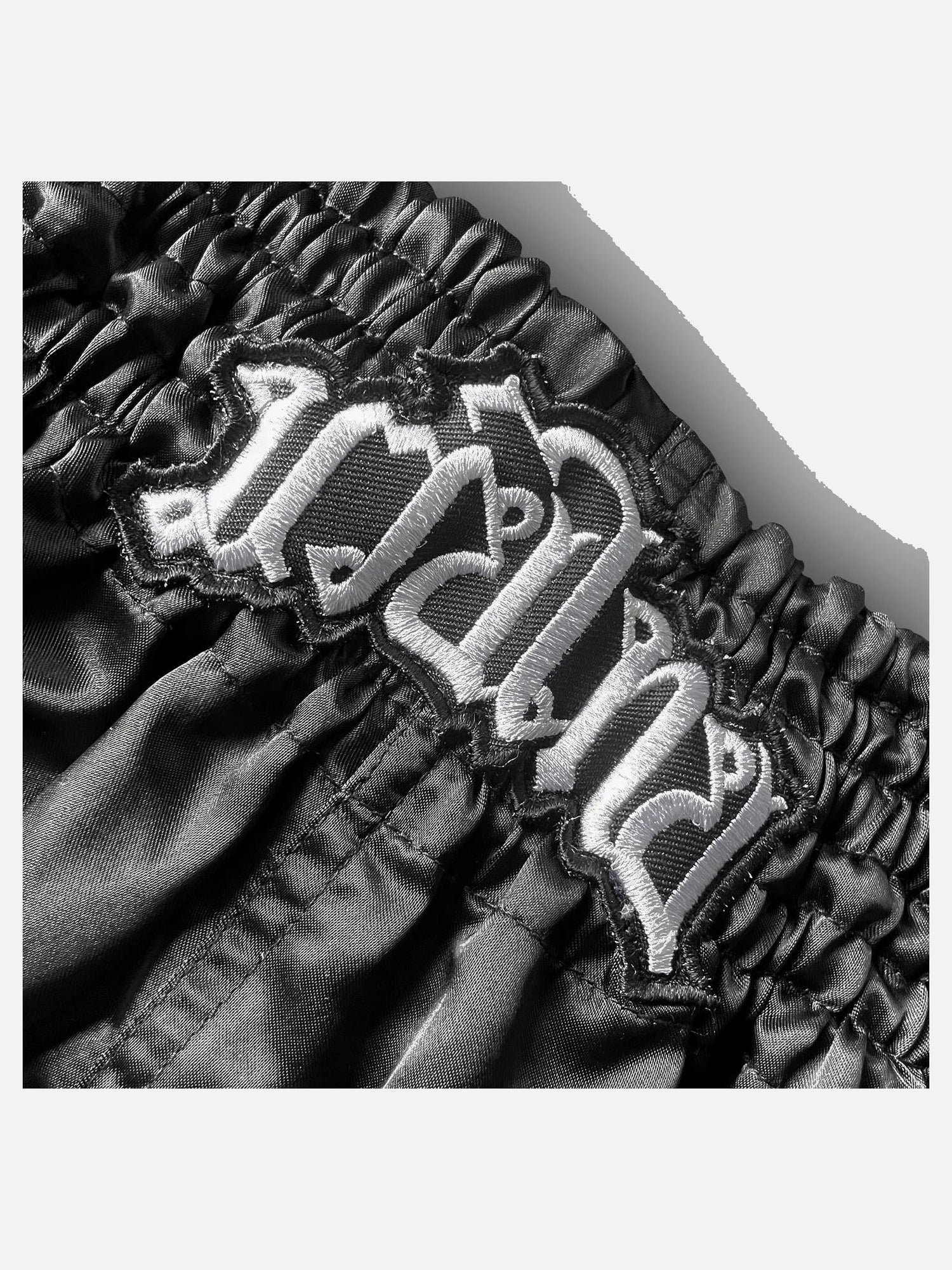 8 WEAPONS Muay-Thai-Shorts Mongkol - Schwarz/Weiß