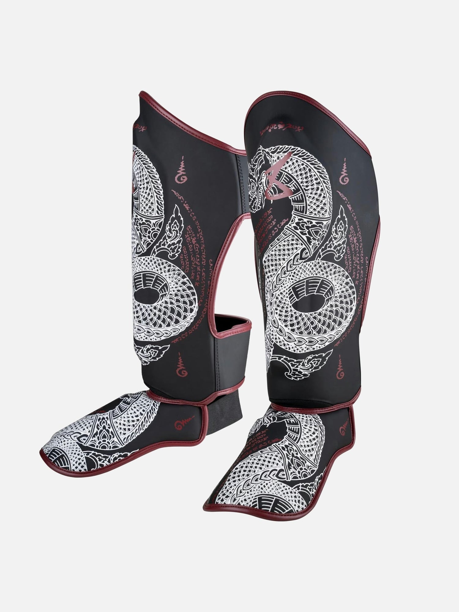 8 WEAPONS Schienbeinschoner Sak Yant Naga - Schwarz/Bordeaux