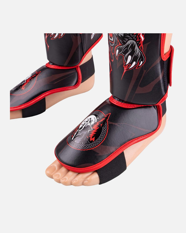 8 WEAPONS Schienbeinschoner Beastial Wolf - Schwarz/Rot