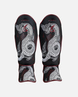 8 WEAPONS Schienbeinschoner Sak Yant Naga - Schwarz/Bordeaux